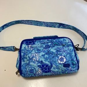Lug scoop crossbody